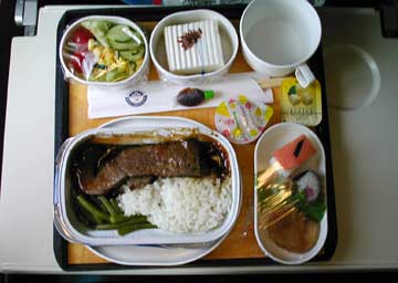ＫＬＭオランダ航空の日本線。このオサカナ醤油はキープした。